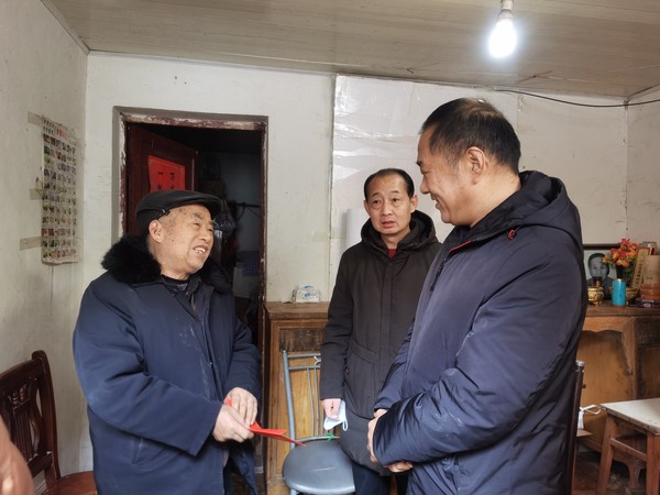 南谯区区委副书记张凯在春节前夕慰问优抚对象童天明.jpg
