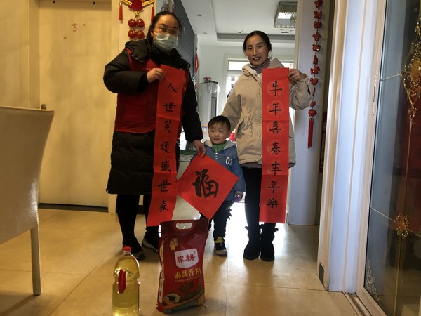 2月4日,文昌花园社区慰问抗疫白衣天使徐玲,送上大米,花生油等慰问品,并送上手写春联。(令狐丹丹 摄).JPG