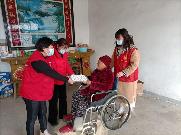 大柳镇横塘村开展&ldquo;情暖元宵节，爱心送汤圆&rdquo;志愿活动图片.png