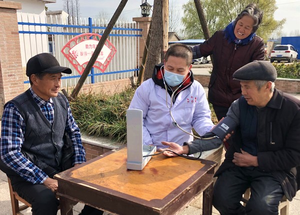 2021年3月3日，乌衣社区组织开展&ldquo;弘扬奉献精神  促进邻里团结&rdquo;学雷锋志愿服务活动 医疗志愿者帮居民量血压 拍摄：白杨 单位：乌衣社区.JPG