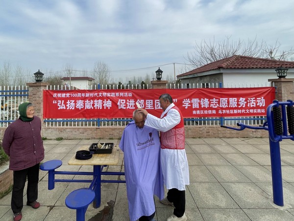 2021年3月3日，乌衣社区组织开展&ldquo;弘扬奉献精神  促进邻里团结&rdquo;学雷锋志愿服务活动 志愿者帮居民免费剪发 拍摄：白杨 单位：乌衣社区.JPG