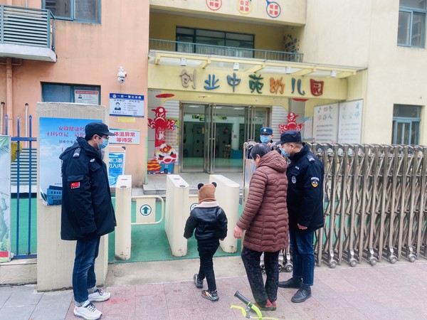 引导小朋友进入学校.jpg