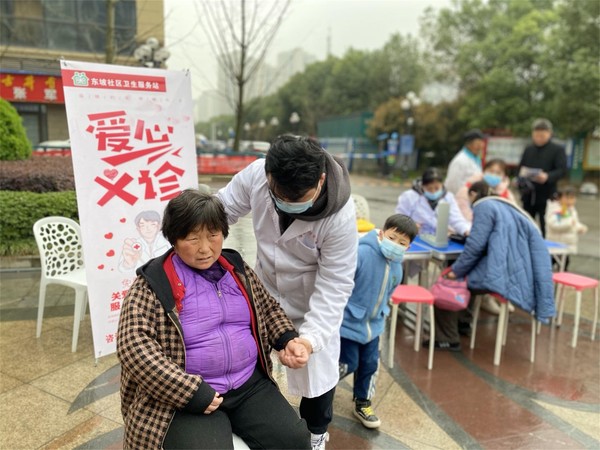 2021年3月19日 东坡社区组织志愿者在恒大绿洲小区开展爱心义诊志愿服务活动（拍摄单位：东坡社区 拍摄人：仝基莉） (3).jpg