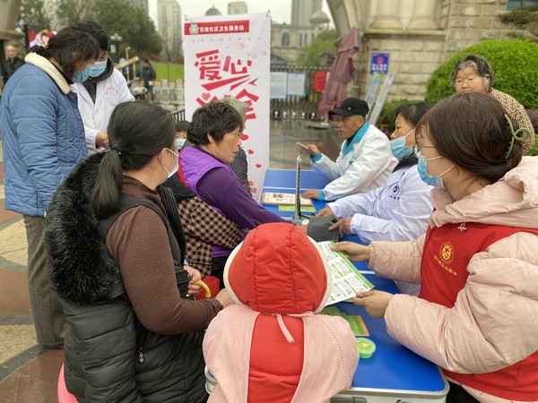 2021年3月19日 东坡社区组织志愿者在恒大绿洲小区开展爱心义诊志愿服务活动（拍摄单位：东坡社区 拍摄人：仝基莉） (2).jpg