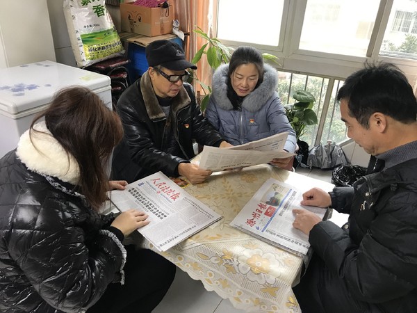 到老党员家中共同学习.jpg