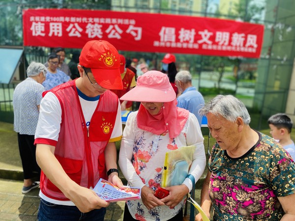 2021年7月9日，红庙社区新时代文明实践站联合滁州市救助管理站开展公勺公筷宣传活动（拍摄作者：红庙社区高超） (1).JPG