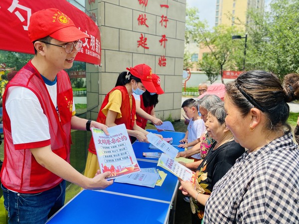 2021年7月9日，红庙社区新时代文明实践站联合滁州市救助管理站开展公勺公筷宣传活动（拍摄作者：红庙社区高超） (2).JPG