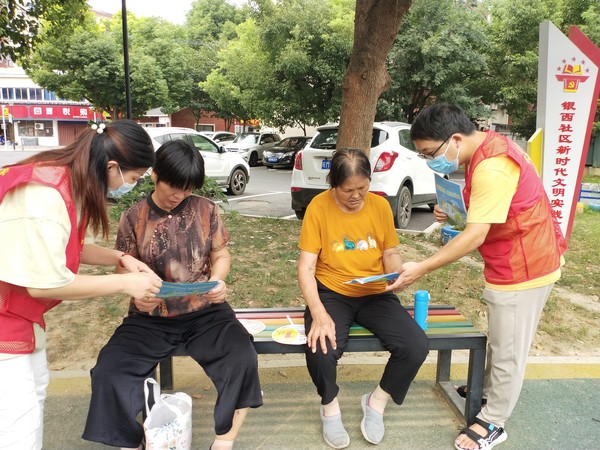 2021年8月29日银西社区组织志愿者在新时代文明实践广场开展&ldquo;节能降碳  绿色发展&rdquo;宣传活动.jpg