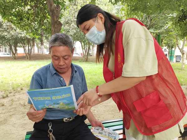 2021年8月29日银西社区组织志愿者在香樟树下开展&ldquo;节能降碳  绿色发展&rdquo;宣传活动.jpg