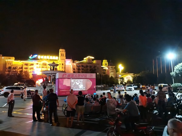 2021年10月3日，碧桂园第一社区组织居民收看红色电影《地道战》   拍摄者：张莹   拍摄单位：碧桂园第一社区.jpg