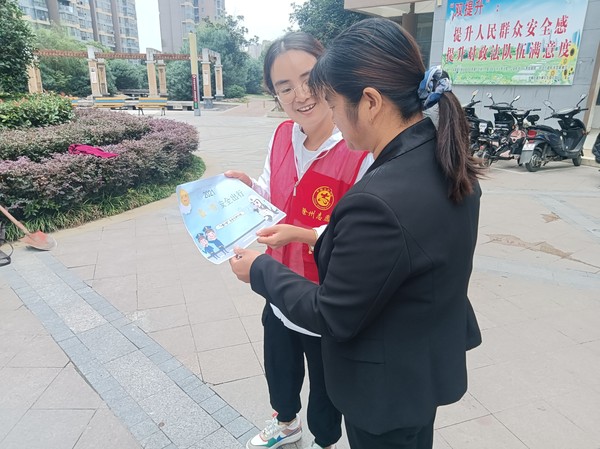 10月14日，文昌花园社区开展&ldquo; 遵守交通法规 平安与你同在&rdquo;志愿服务活动。（孙兵 摄）(4).jpg