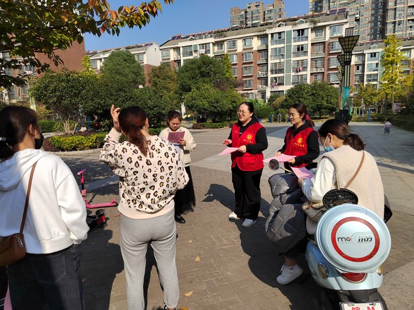 2021年11月2日,文昌花园社区组织志愿者围绕“文明交通 幸福你我”主题开展文明交通系列宣传活动。(拍摄单位:文昌花园社区 拍摄人:左梅婉).jpg