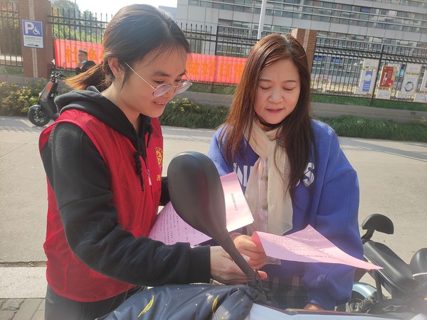 2021年11月2日,文昌花园社区组织志愿者围绕“文明交通 幸福你我”主题开展文明交通系列宣传活动。(拍摄单位:文昌花园社区 拍摄人:左梅婉) (2).jpg