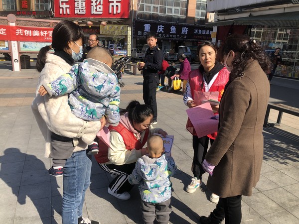 2021年11月11日,文昌花园社区开展“遵守养犬规定 共创美好家园”志愿服务宣传活动。(拍摄单位:文昌花园社区 拍摄人:雷群).jpg