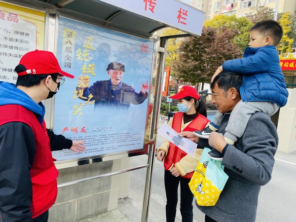 2021年11月17日， 红庙社区新时代文明实践站开展道德模范事迹宣传活动（拍摄作者：红庙社区高超） (3).JPG