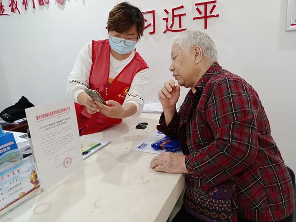 2021年10月14日，花园社区组织志愿者帮助老人线上医保缴费.（拍摄者：李其平  拍摄者单位：同乐街道花园社区）1.jpg