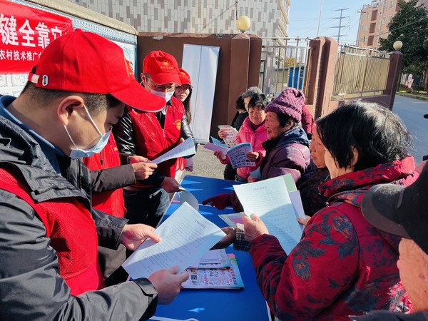 2021年12月2日,红庙社区新时代文明实践站联合滁州市农业农村局开展“小小头盔作用大 保命关键全靠它”主题文明交通宣传活动(拍摄作者:红庙社区高超) (3).JPG