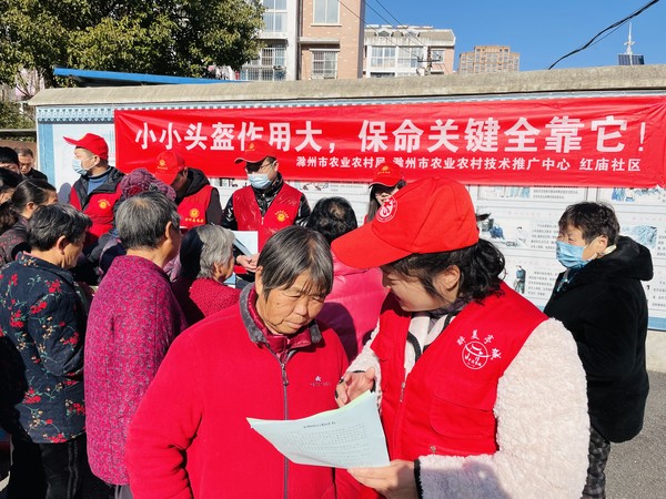 2021年12月2日,红庙社区新时代文明实践站联合滁州市农业农村局开展“小小头盔作用大 保命关键全靠它”主题文明交通宣传活动(拍摄作者:红庙社区高超) (4).JPG