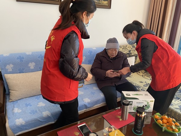 2021年12月1日，碧桂园第一社区新时代文明实践站开展&rdquo;关爱老人&ldquo;志愿服务活动   拍摄者：王普贤   拍摄单位：碧桂园第一社区.jpg