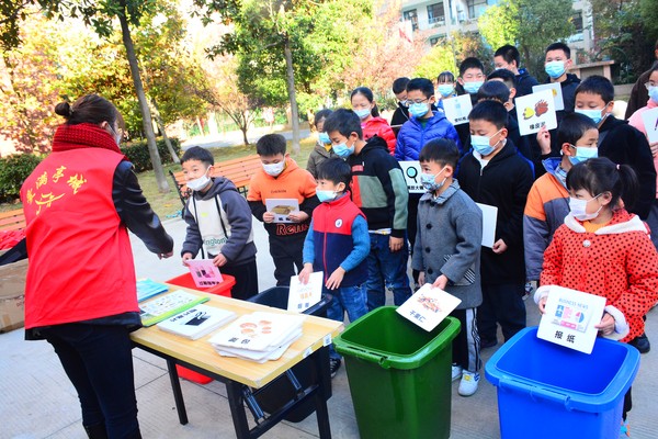 2021年11月14日,龙蟠南苑社区:积极参与垃圾分类 创优美社区环境(拍摄人:郑丹丹 拍摄单位:龙蟠南苑社区 )4.jpg