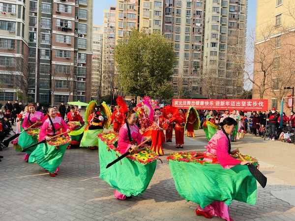 2022年1月1日,区农业农村局联合红庙社区开展“庆元旦舞出健康快乐 迎新年迈出坚实步伐”船灯表演活动,拍摄单位:红庙社区 (1).jpg