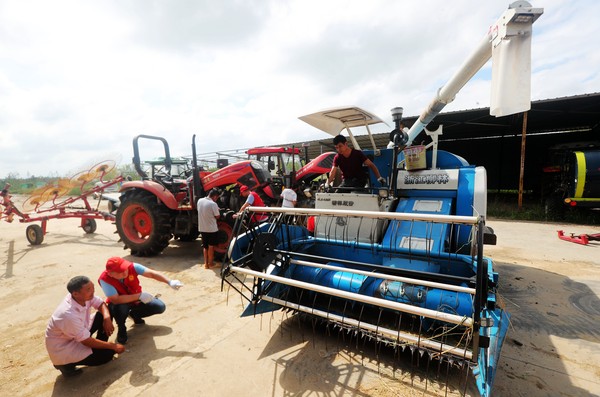 2021年9月13日,区农业农村局开展全国科普日主题宣传活动,指导机械维修,拍摄单位:南谯区农业农村局 (2).jpg
