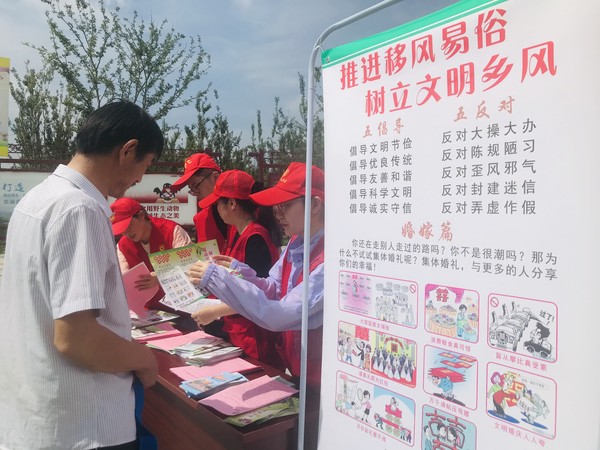 2020年7月31日上午,滁州市“推进移风易俗 助力乡村振兴”主题实践活动在施集镇文化广场举办,图为南谯区农业农村局志愿者正在为村民开展移风易俗主题宣传。(拍摄者:张金花;拍摄单位:南谯区农业农村局).jpg