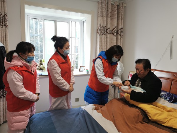 志愿者为杨大爷送腊八粥.jpg