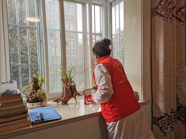 志愿者为杨大爷开窗通风.jpg