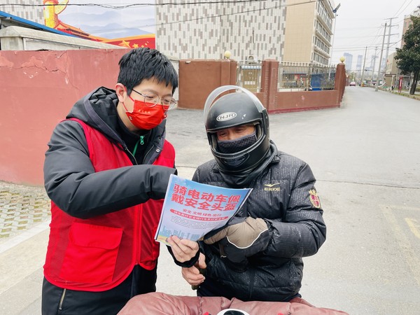 2022年1月14日,红庙社区新时代文明实践站组织志愿者开展文明交通宣传志愿服务活动(拍摄作者:红庙社区高超) (1).JPG