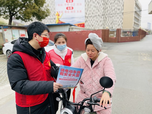 2022年1月14日,红庙社区新时代文明实践站组织志愿者开展文明交通宣传志愿服务活动(拍摄作者:红庙社区高超) (2).JPG