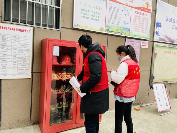 2022年1月14日,红庙社区新时代文明实践站组织志愿者开展小区消防安全巡查志愿服务活动(拍摄作者:红庙社区高超) (1).JPG