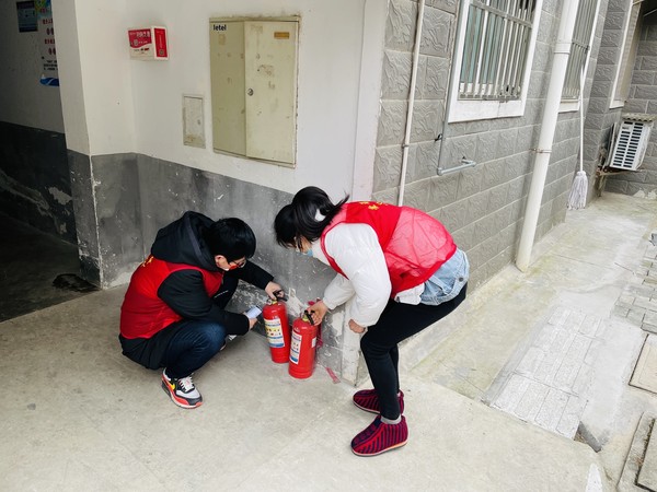 2022年1月14日,红庙社区新时代文明实践站组织志愿者开展小区消防安全巡查志愿服务活动(拍摄作者:红庙社区高超) (2).JPG