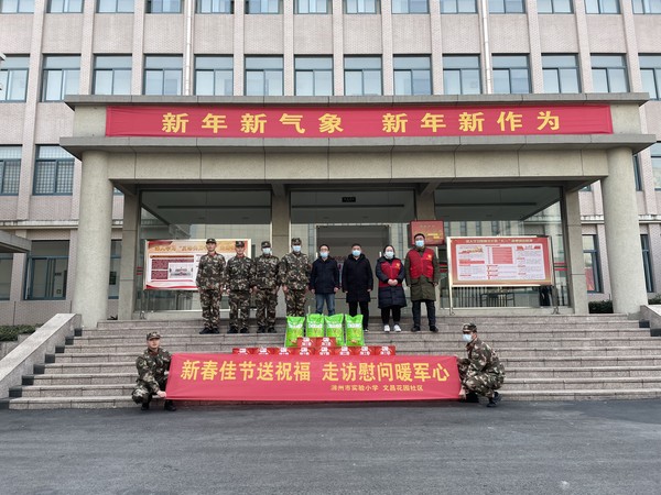 2022年1月17日,文昌花园社区开展“新春佳节送祝福 走访慰问暖军心”春节慰问活动。(拍摄单位:文昌花园社区 拍摄人:令狐丹丹).jpg