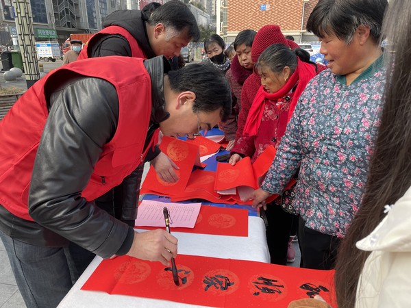2022年1月18日，文昌花园社区开展春节送福进社区活动。（拍摄单位：文昌花园社区 拍摄人：令狐丹丹） (3).jpg