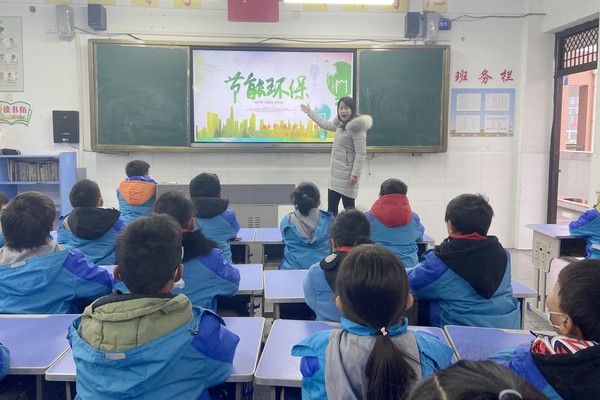 滁州市会峰小学2022年1月20日，在班级开展节能环保主题教育活动.jpg