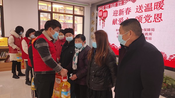 2022年1月21日 银东社区开展&ldquo;情系社区困难户 春节慰问暖人心&rdquo;志愿服务活动 (2).jpg