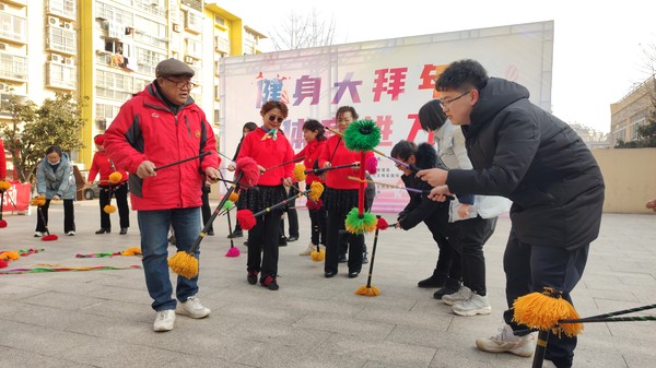 2022年1月15日，银东社区联合滁州市教育体育局在清流丽景小区开展“健身大拜年，体育进万家”志愿活动   拍摄者：王阳   工作单位：银东社区.jpg