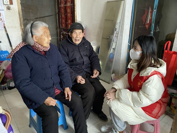 2022年1月21日，滁州市南谯区紫南社区新时代文明实践站开展关爱 孤寡残疾老人活动。拍摄者：徐慧，拍摄单位：紫南社区  (1).JPG