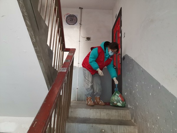 为隔离人员清理杂物.jpg