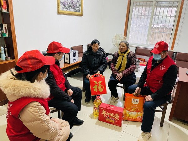 1月24日，红庙社区新时代文明实践站联合滁州市农业农村局开展走访慰问困难家庭志愿服务活动1.jpg