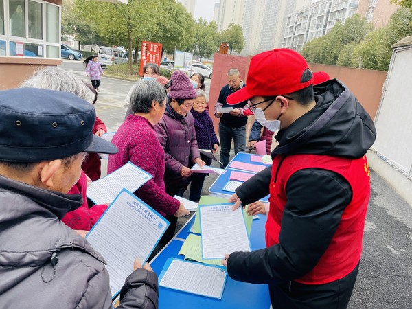 滁州市南谯区银花街道红庙社区新时代文明实践站，2022年1月25日，开展&ldquo;防疫有我 爱卫同行&rdquo;主题宣传活动（拍摄作者：红庙社区高超）  (5).JPG