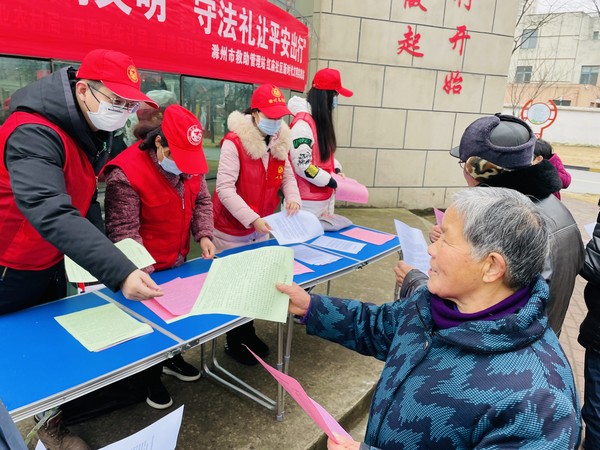 滁州市南谯区银花街道红庙社区新时代文明实践站，2022年1月25日，开展&ldquo;知荣明耻崇尚文明 守法礼让平安出行&rdquo;主题宣传活动（拍摄作者：红庙社区高超）  (3).JPG