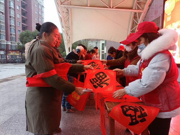 2021年1月24日花园社区组织人员在同乐东苑市民广场开展&ldquo;我们的节日&middot;春节&mdash;&mdash;翰墨飘香迎新春，墨香四溢暖人心&rdquo;主题活动（拍摄者：汪海云  拍摄者单位：同乐街道花园社区） (1).jpg