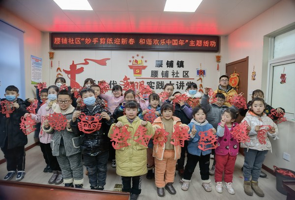 2022年1月27日腰铺社区&ldquo;妙手剪纸迎新春 和谐欢乐中国年&rdquo;主题活动.jpg