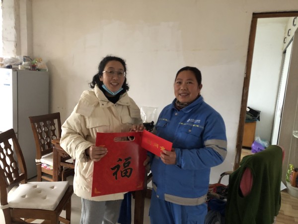 2022年1月27日 银东社区联合区卫健部门春节慰问特扶家庭周先存      拍摄者：彭静 工作单位：银东社区.jpg