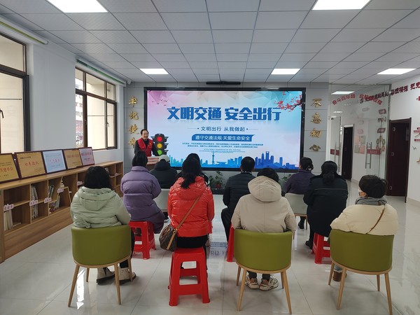 2022年1月6日,银东社区联合滁州市人社局在社区综合文化服务中心开展“文明交通,安全出行”宣传讲座 拍摄者:王阳 工作单位:银东社区 (1).jpg
