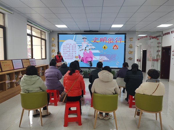 2022年1月6日,银东社区联合滁州市人社局在社区综合文化服务中心开展“文明交通,安全出行”宣传讲座 拍摄者:王阳 工作单位:银东社区 (2).jpg