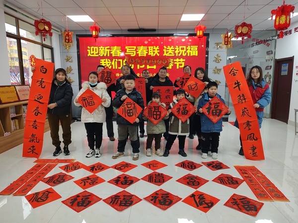 2022年1月26日 银东社区新时代文明实践站组织辖区志愿者、居民在社区综合文化服务中心开展“迎新春,写春联,送祝福”——“我们的节日·春节”活动 拍摄者:王阳 工作单位:银东社区 (6).jpg
