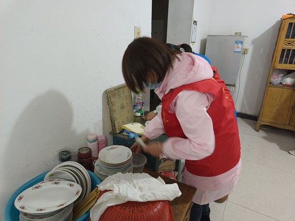 志愿指为老人整理餐桌.jpg
